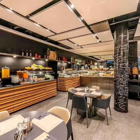 Готель Novotel Expo 4*